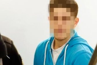 Balkon-Toter: Angeklagter will vom Opfer bedroht worden sein - Der Angeklagte auf dem Weg in den Gerichtssaal.