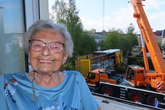 Balkonanbau: DRK-Kreisverband löst jetzt sein Versprechen ein - Maria Blumenroth steht die Freude über den Balkonanbau ins Gesicht geschrieben. Die 90-Jährige hat sich Balkonmöbel gekauft. 