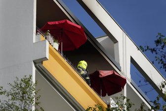 Balkonbrand in Chemnitzer Elfgeschosser: Feuerwehr verhindert Schlimmeres - Feuerwehrleute konnten den Brand auf dem Balkon löschen.