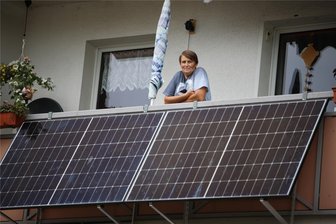 Balkonkraftwerk im Zwickauer Mehrfamilienhaus: Hält die Anlage, was sie verspricht? - Die Zwickauerin Petra Jähnig ist zufrieden. Die Familie hat ihr kleines Kraftwerk gefördert bekommen.