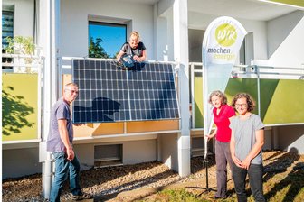 Balkonkraftwerk in der Mietwohnung: Wie gefragt ist der grüne Strom in Mittelsachsen? - Von links: Olaf Zollstab, ein Mieter aus Hainichen, informierte sich bei Mandy Rudolf von der Wohnungsbaugesellschaft Mittweida sowie Kerstin Rudolph und Kristina Wittig von der Bürgerenergiegenossenschaft über die Balkonkraftwerke.