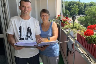 Balkonkraftwerke in Zwickau: Mutter und Sohn strahlen über ihre Stromrechnungen - Mutter Petra und Sohn Marcel Jähnig freuen sich zum ersten Mal über ihre Stromrechnungen.