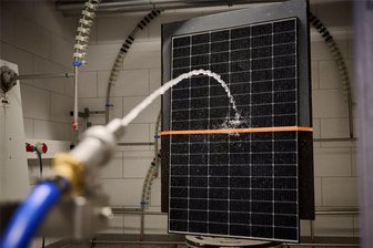 Balkonkraftwerke schwächeln im Test - Schwerer Schauer: Ein Solarmodul wird auf Regendichtigkeit getestet. In dieser Kategorie patzte keines der acht geprüften Modelle.
