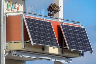 Balkonkraftwerke: Was Mieter in Mittelsachsen dürfen und was nicht - Strom vom Balkon: Im Handel sind immer mehr Steckersolargeräte erhältlich, die als Komplettsets mit Solarmodul(en), Wechselrichter und Anschlusskabel verkauft werden (Symbolbild).