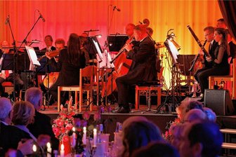 Ball-Träumereien auf neuem Parkett und in neuem Ambiente - Aus Platzgründen agierte die Erzgebirgische Philharmonie Aue beim 28. Theaterball im Erzhammer in Annaberg-Buchholz in stilvollem Ambiente in stark dezimierter Anzahl als Salonorchester.