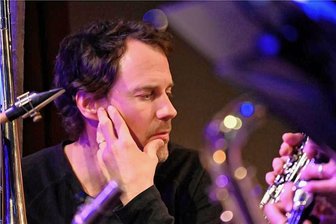 Balladen der Achtsamkeit im Weltecho Chemnitz - Kann auch zuhören: Nils Wogram beim Konzert mit der Spielvereinigung Süd im Weltecho. 