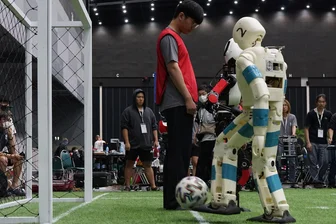 Balldrohne und Ballroboter - Technik für die Fußball-Zukunft - Spielende Fußballroboter gibt es schon länger - doch auch im menschlichen Fußball könnten in den nächsten Jahren verstärkt Assistenzroboter Einzug halten. (Archiv)