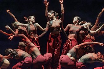 Ballettpremiere in Zwickau: Viel Zirkus und einige Fragen - Skulpturenhafte Bilder, getanzt in transparenten Oberteilen: Szene aus dem zweiten, von Giovanni Napoli choreografierten Teil des neuen Tanzabends "Schumann!" am Theater Plauen-Zwickau.