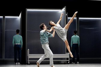 Ballettsaison in Chemnitz: Herbstspielzeit startet im Frühlingsrausch - Antiker Stoff im klinischen Setting: Natalia Krekou (Chloé) und Jean-Blaise Druenne (Daphnis) im Ballett "Daphnis & Chloé".