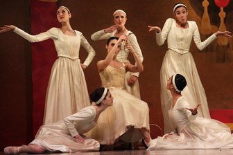 Ballettstück für Kinder erzählt von Elisa und den wilden Schwänen - Die Zofen um Elisa, die vorn in der Mitte zu sehen ist und von Valeria Gambino getanzt wird.