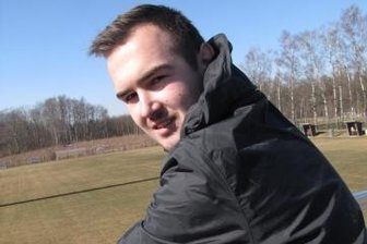 Ballfangnetz mit Altpapier finanziert - Kevin Müller bei der Montage des Netzes.