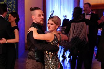 Ballgäste greifen mit ihren Outfits das Motto des Auer Philharmonieballs auf - Franzy und Dominik Kwetkat aus Annaberg-Buchholz tanzten im kleinen Saal.
