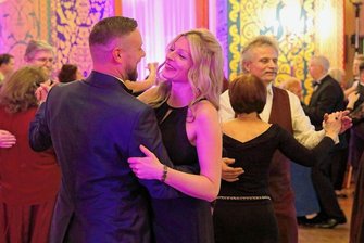 Ballnacht im Erzgebirge mit Frosch und Feuerwehr - Im kleinen Saal spielte die Erzgebirgische Philharmonie bekannte Walzermelodien, zu denen gerne getanzt wurde.