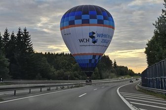 Ballon auf Bundesstraße 174 bei Chemnitz gelandet – Pilotin äußert sich - Ein Autofahrer nahm am Sonntagabend auf der B 174 dieses Foto auf.