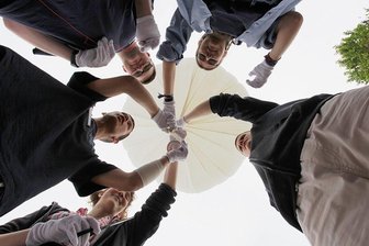 Ballon fliegt von Reinsdorf nach Brandenburg - Unmittelbar nach dem Start hatte der Ballon einen Durchmesser von knapp drei Metern. In rund 36 Kilometern Höhe dehnt er sich auf 15 Meter aus bis er platzt. Dann entfaltet sich der rote Fallschirm, der die Sonde zur Erde bringt.