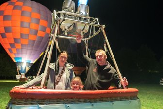 Ballonglühen begeistert Festbesucher im Park der Generationen in Reichenbach -