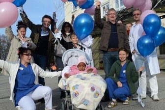 Ballons mit guten Wünschen für die kleinen Sorgenkinder - Mediziner und Schwestern der Klinik für Kinderheilkunde und der Klinik für Geburtshilfe lassen Ballons in die Luft.