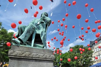 Ballonweitflugaktion am Sonntag: Zwickau schickt Grüße in die Welt - Luftballon-Grüße aus Zwickau kennt man schon vom Robert-Schumann-Geburtstag.