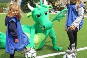 Bambini weihen neuen Platz ein - Die vierjährige Luise (l.) und ihre Schwester Johanna (6) haben den neuen Fußballplatz im Rahmen ihres Urlaubs schon mal getestet. Sie waren begeistert. 