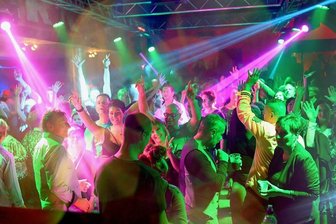 Bambule Reloaded - die Party zum "Anbandeln" in Reichenbach - Im November 2019 hatte die bislang letzte Bambule-Party im Reichenbacher E-Werk stattgefunden. Am Pfingstsonntag steigt nun die nächste. Ab 25-Jährige werden zeigen, dass sie noch zu feiern verstehen.