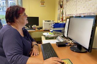 Bammel vor Windows-Abschalte: So bekam die Reichenbacher Tafel ihr PC-Problem gelöst - Ohne schnelle und aktuelle Hard- und Software wäre Tafel-Chefin Beate Werner aufgeschmissen.