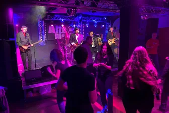 Band 44 Leningrad: Familiäre Konzertatmosphäre lockt Fans nach Freiberg - Die Band 44 Leningrad rockte die Alte Mensa Freiberg fast bis Mitternacht.