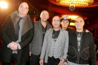 Band City hört auf - Schlagzeuger Klaus Selmke, Keyboarder Manfred "Manne" Hennig, Sänger Toni Krahl, Gitarrist Fritz Puppel und Bassist Georgi "Joro" Gogow der Berliner Band City (v.l.) stehen im Roten Salon der Volksbühne anlässlich ihres 40-jährigen Bestehens. Im Mai vergangenen Jahres war Drummer Klaus Selmke überraschend an Krebs gestorben. Nun hat die Band ihren Abschied angekündigt.