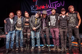Band „Der Udonaut & Die Paniker“ auf großer Bühne in Zwickau -
