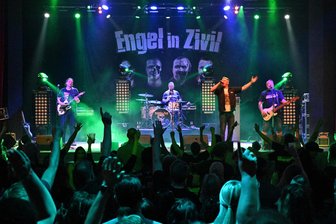 Band „Engel in Zivil“ spielt am Donnerstag beim Simsontreffen auf dem Zwickauer Flugplatz -