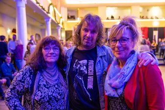 Band Keimzeit im Freiberger Tivoli: Steffen aus Großhartmannsdorf war zum zehnten Mal dabei - Drei der treuen „Keimzeit“-Fans am 21. Dezember im Freiberger Tivoli: Steffen aus Großhartmannsdorf mit seiner Freundin Heike aus Delitzsch (r.). sowie Hobby-Fotografin Uschi (l.) aus Dresden.