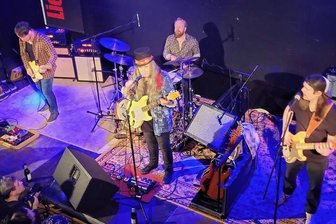 Band Monokel im Konzert in Lichtentanne: Kraftblues voller Groove und Leidenschaft - "Die Pelle ist alt, das Herz ist jung" - Monokel in der Kulturkirche "St. Barbara" auf der Bühne. 