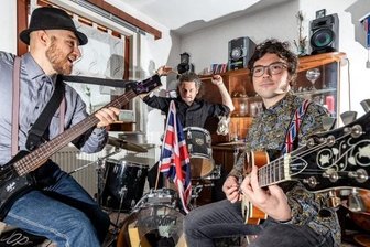 Band rockt zum Auftakt des Kultursommers im Wettinhain - Falk Levien, Krzysztof Zurad und Michael Ranalli (von links) von der Burgstädter Band The Six Pickles im Proberaum. 