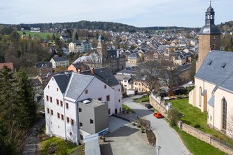 Band spielt zum Tanztee in Geyers Lotterhof auf - Im Geyers Lotterhof (links) wird zum zweiten Tanztee eingeladen.