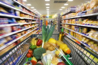 Bandendiebstahl in Chemnitzer Supermarkt: Täter klauen Waren für über 1000 Euro - Für hunderte Euro packten Diebe in einem Markt auf der Beyerstraße in Chemnitz den Wagen voll und wollten verschwinden.