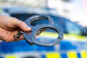 Bandendiebstahl in Plauen vermutet: Hochwertige Werkzeuge am Oberen Bahnhof gestohlen - Können die Täter ermittelt und festgenommen werden? Die Polizei ermittelt zu einem Diebstahl am Oberen Bahnhof in Plauen.