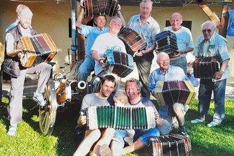 Bandoneonfreunde treten letztmals öffentlich auf - Dieses Foto aus der Chronik der Bandoneon- und Concertinafreunde aus dem Erzgebirge entstand 2005. In Spitzenzeiten zählte die illustre Musikantenschar sogar bis zu 15 Mitstreiter. 