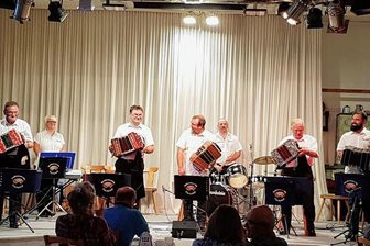 Bandonionfestival Carlsfeld: Ab sofort gibt es dafür Karten - Das Bandonionorchester bei einem Auftritt im „Walfisch“ Zwota.