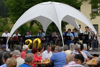 Bandonions erklingen zur Einweihung - Die Einweihung des Dorfplatzes in Carlsfeld hat man verbunden mit einem Platzkonzert der Musiker des Bandonionvereins Carlsfeld, der ein Jubiläum nachgefeiert hat.