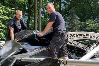 Bands rocken wieder die Waldbühne - Leon Franke (l.) und Moritz Rotter am Montag beim Aufbau der Waldbühne in Börnichen.