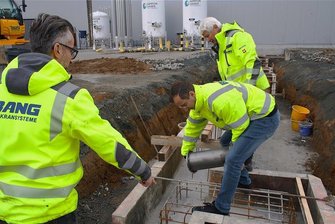 Bang Kransysteme legt Grundstein für neue Versandhalle in Taltitz - Verantwortliche in Aktion: Christoph, Marcus und Werner Bang (von links) bei der Grundsteinlegung auf dem Firmengelände.