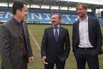 Bangen um Lizenz - CFC vor dem Absturz - Da konnten sie noch lachen: die CFC-Vorstände Mathias Hänel, Herbert Marquard und Stefan Bohne (von links) bei ihrer Vorstellung Anfang März.