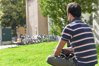 Banger Blick zu Familie in Afghanistan: Die Angst, dass sich der Terror wiederholt - W. Noorhan hat sich in Freiberg ein Leben aufgebaut. Um seine Familie macht er sich große Sorgen. Deshalb möchte er auch sein Gesicht nicht in der Zeitung zeigen.