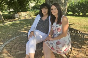 Banges Warten auf Organspende: Erzgebirgerin bei Lebertransplantation fast gestorben - Ute Müller (links) und Cynthia Heuschkel sagen, dass sie die Dankbarkeit für die zwei Organspenden kaum in Worte fassen können.