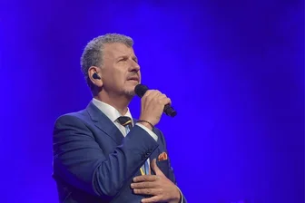 Banges Warten in Bad Elster: Doch dann fliegen Semino Rossi im Naturtheater die Herzen der Fans zu - Zweimal schon wurde das Konzert von Semino Rossi in Bad Elster verschoben - nun endlich konnte es über die Bühne gehen.