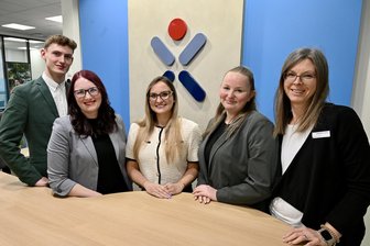 Bank eröffnet neue Filiale im Erzgebirge - Zum Team der Targobank in Aue gehören (v. l.) Kilian Leon Hoffmann, Laura Patzer, Luise Männel, Wenke Holm und Jacqueline Falk.