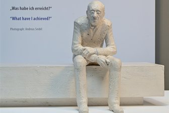 Bank für Auschwitz-Überlebenden Justin Sonder wird auf dem Chemnitzer Brühl eingeweiht - Das Model der Skulptur von Justin Sonder wurde schon vor einiger Zeit präsentiert. Nun soll die Bank eingeweiht werden.