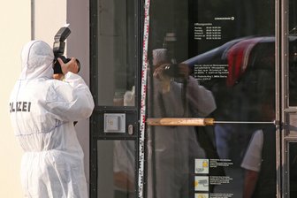 Bank-Toter: Verfahren gegen Zwickauer Polizisten eingestellt - Spurensicherung nach dem Tod des Mannes in der Bankfiliale.