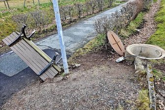 Bank und Fußballtor umgeworfen, Unterstand zerstört: Vandalen wüten an Sportplatz in Bad Schlema - Am Sportplatz nahe der Marktpassage in Bad Schlema haben Vandalen gewütet.