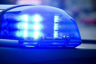 Bankangesteller mit Speer bedroht -