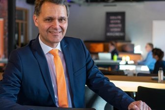 Banker mit Leib und Seele - Prof. Leonhard Zintl - hier in den Räumen des Gründerzentrums an der Bahnhofstraße - arbeitet seit 1991 für die Volksbank Mittweida, seit 1997 gehört er zum zweiköpfigen Vorstand. Auch nach 25 Jahren hegt er große Pläne für das Haus. 